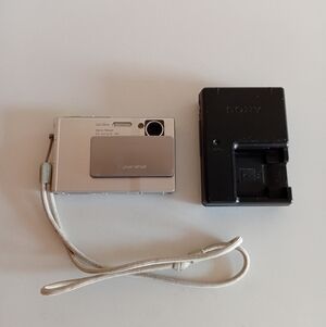 Sony Cyber-Shot Digital Camera DSC-T7 with Battery Charger, Tested & Working!